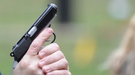 Focuri de armă în Capitală. Poliţiştii au tras cu pistolul după mai mulţi tâlhari