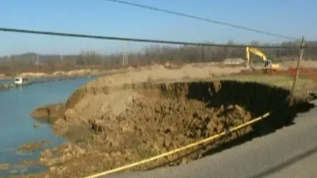 O alunecare de teren a produs o gaură uriaşă în mijlocul unei şosele din Ohio VIDEO