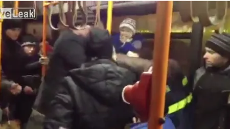Scene şocante în autobuz. O femeie controlor a fost BĂTUTĂ de un călător VIDEO
