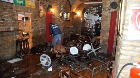 Bătaie la Roma, între italieni şi englezi. Zece suporteri răniţi, un pub distrus FOTO