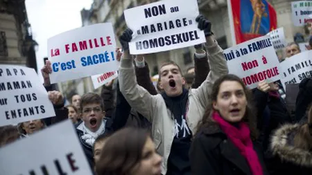 Activistele Femen, bătute la Paris, la un protest faţă de legalizarea căsătoriilor homosexuale VIDEO