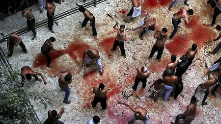 Ritual sângeros al musulmanilor: Se autoflagelează pentru un martir şiit GALERIE FOTO