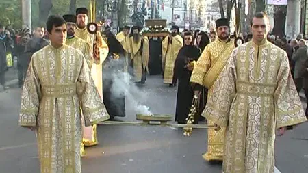 Sute de oameni s-au închinat la moştele unor sfinţi fără să ştie motivul procesiunii VIDEO
