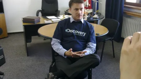 Un membru CNA, îmbrăcat într-un tricou cu sigla Discovery Channel, la şedinţa Consiliului