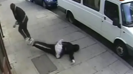 Scene şocante în plină stradă. O tânără de 16 ani este lovită BRUTAL de un necunoscut VIDEO