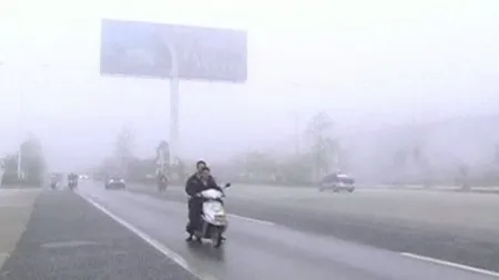 China este în ceaţă: Zeci de autostrăzi şi şosele au fost închise temporar VIDEO