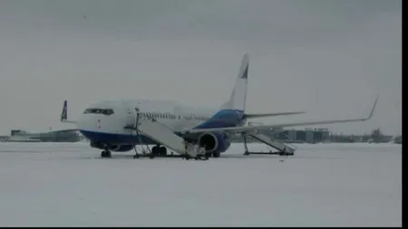 Aeroportul Otopeni este sub nămeţi. Avionele au întârziere de aproximativ o oră