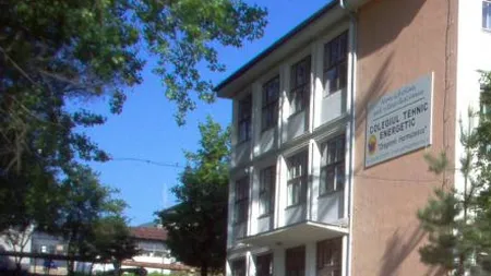 Fortăreaţă într-o şcoală din România. Elevii intră la ore după ce sunt amprentaţi şi filmaţi