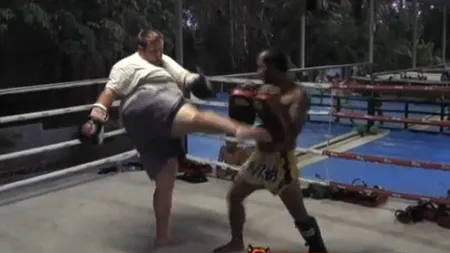 Un bărbat obez a slăbit aproape 150kg după ce s-a apucat de kickboxing FOTO