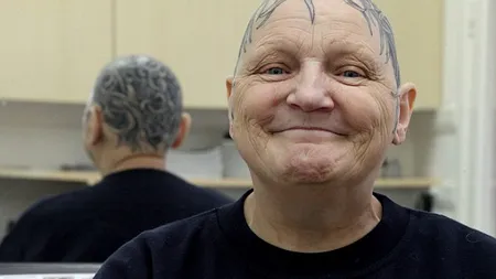 Cum a trecut o bunicuţă peste pierderea părului: Un TATUAJ pe tot capul GALERIE FOTO