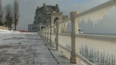 Peisaj de basm. O perdea de gheaţă a acoperit faleza din Constanţa VIDEO
