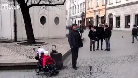 ADORABILĂ. Îţi face ziua mai frumoasă. Vezi copila care opreşte oamenii în loc cu vocea ei VIDEO