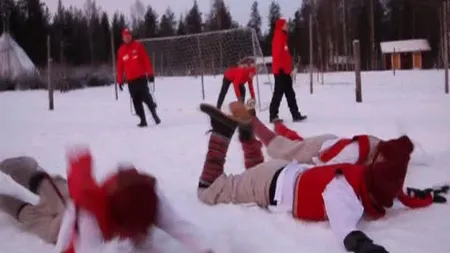 Elfii lui Moş Crăciun s-au antrenat pentru Sărbători pe terenul de ... fotbal VIDEO