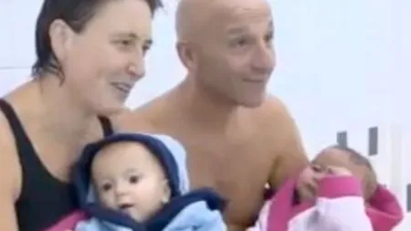 Şi-au uimit părinţii: Gemeni de 9 luni, înoată un bazin de 25 de metri VIDEO