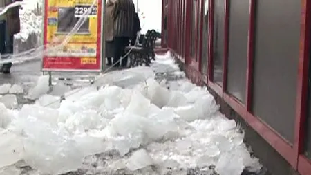 O tânără, la spital, după ce i-a căzut în cap o bucată de gheaţă desprinsă de pe un acoperiş