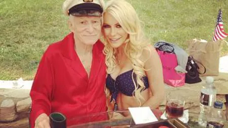 Hugh Hefner se însoară de Revelion: S-a împăcat cu fosta sa iubită, Crystal Harris FOTO