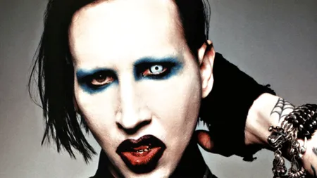 Marilyn Manson şi-a rupt urechea într-o bătaie. A căzut peste o masă de sticlă FOTO