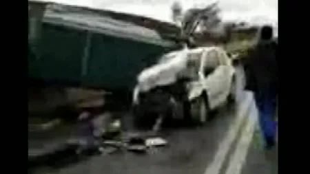 Accident grav la Cluj: O maşină a rămas suspendată pe un parapet VIDEO