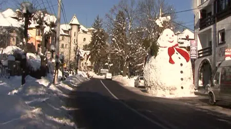 Un om de zăpadă gigantic fascinează turiştii din Sinaia