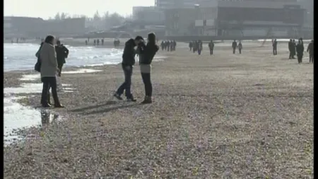 Vreme de primăvară la malul mării. Sute de oameni s-au plimbat pe plajă, de Crăciun VIDEO