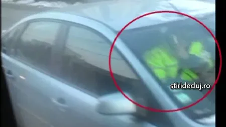 Un poliţist, filmat în timp ce conducea şi vorbea la telefon în acelaşi timp VIDEO