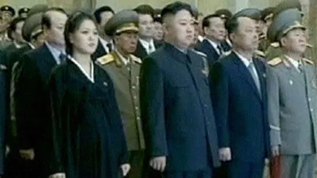 Vine barza la Phenian? O fotografie oficială sugerează că soţia lui Kim Jong-Un ar fi însărcinată