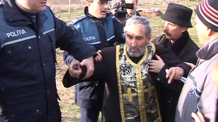 Scandal monstru la Buzău: Sătenii s-au îmbrâncit cu preotul pentru o groapă de veci VIDEO
