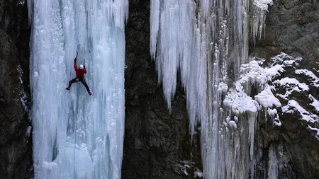 Un elveţian temerar a reuşit să escaladeze o cascadă îngheţată-tun, de 135 de metri
