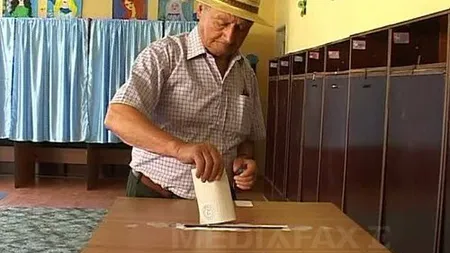 Un bărbat de 100 de ani a votat la Piteşti, fiind primit cu aplauze de cei din secţia de votare