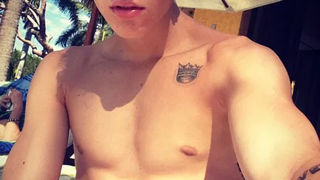 Justin Bieber îşi arată muşchii, dar şi noul său tatuaj FOTO