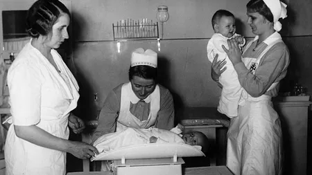 IMAGINI CUTREMURĂTOARE. Copiii germani, supuşi unor tratamente inumane de către asistentele naziste