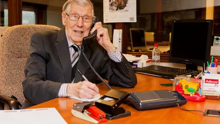 Cel mai bătrân angajat din lume: Un bărbat de 100 de ani lucrează ca secretar