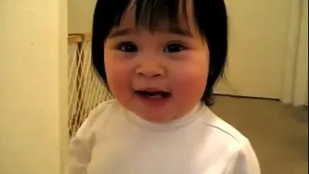 Un copil se chinuie să spună FROG. Ce îi iese stârneşte hohote de râs VIDEO