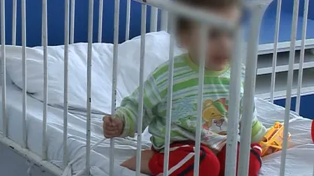 Medicii din Buzău care au legat copiii de pat spun că sunt acoperiţi de lege VIDEO