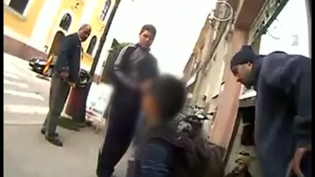 Un copil care a furat o bicicletă a fost terorizat de mai mulţi bărbaţi VIDEO