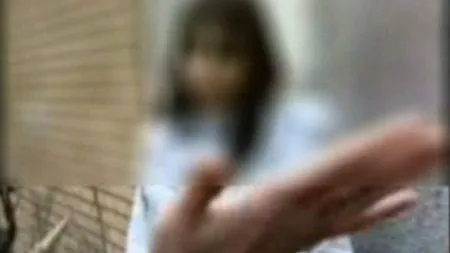 Chinul unei adolescente. Abuzată sexual în sala de clasă VIDEO