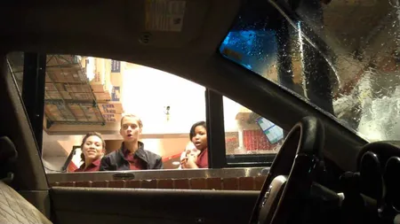 FARSĂ INCREDIBILĂ: Şoferul invizibil comandă mâncare la fast-food. Angajaţii sunt îngroziţi