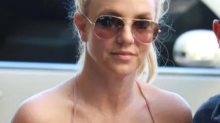 Britney Spears, ciufulită, fără sutien şi cu sânii pe afară, după despărţirea de logodnicul ei FOTO