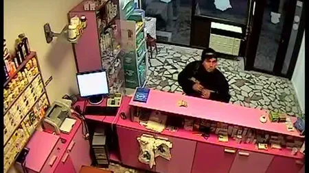 Un bărbat, surprins de camerele video în timp ce fura portofelul unui alt client, într-o farmacie