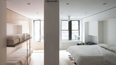 Doi studenţi români au transformat un apartament mic din New York într-un spaţiu incredibil