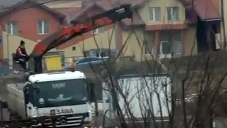 Doi tineri din Cluj au vrut să fure un container metalic cu ajutorul unei MACARALE VIDEO