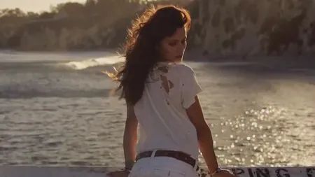 Catrinel Menghia, topless într-o reclamă la blugi VIDEO