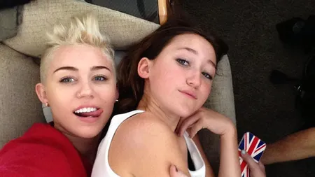 Sora lui Miley Cyrus, o puştoaică cu mult tupeu.La 13 ani, într-o ţinută sexy şi cu machiaj strident