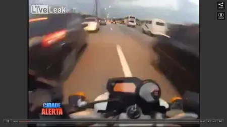 S-a jucat cu moartea. Un motocilist goneşte nebuneşte printre maşini, pe autostradă VIDEO