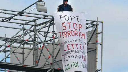 Un român urcă pe o schelă în piaţa San Pietro şi îi cere Papei să 