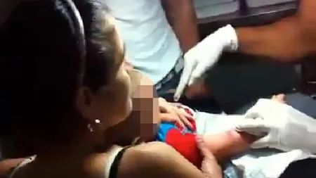 De necrezut: Un copil de trei ani, obligat să se tatueze VIDEO ŞOCANT