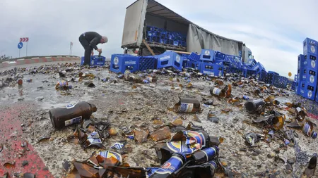 TIR cu sticle de bere, răsturnat la Timişoara