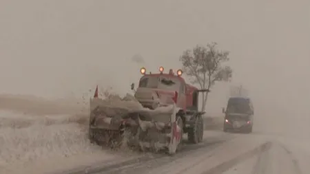 Drumuri acoperite de zăpădă în România. Vezi rutele pe care se circulă în condiţii de iarnă
