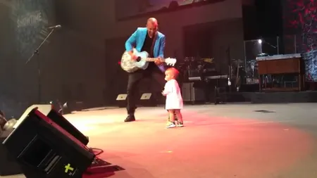 ADORABIL: Un bebeluş a intrat peste tatăl său pe scenă şi l-a eclipsat VIDEO