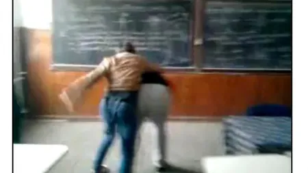 Violenţă fără margini: O elevă îşi loveşte cu pumnii un coleg de clasă VIDEO